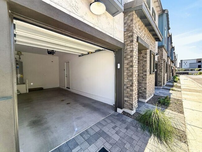 Building Photo - Stunning New 3Beds/2.5Bath Townhome in Phoenix, AZ!