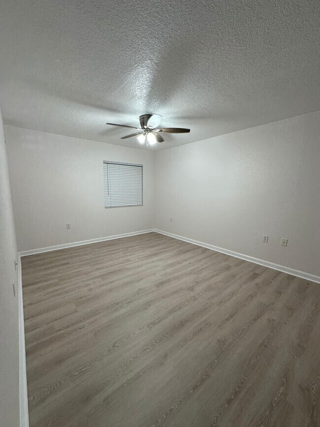 Building Photo - 261 SW Palm Dr