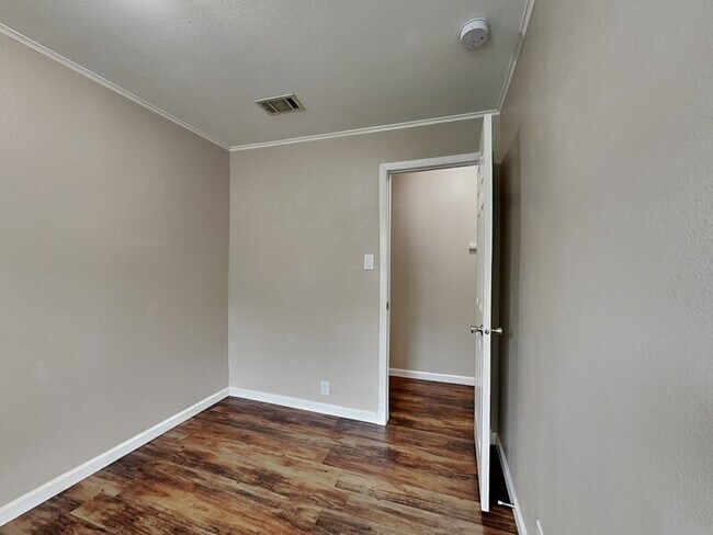 Building Photo - 1414 Record Crossing Rd