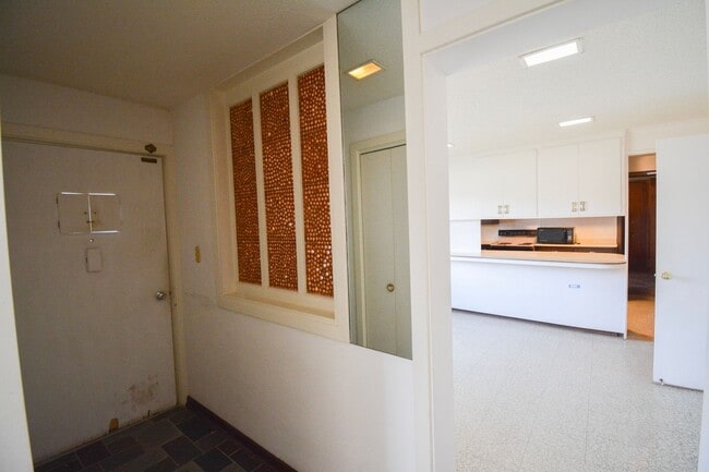 Building Photo - Character-Filled 3 Bedroom on Historic Pill Hill Available NOW!