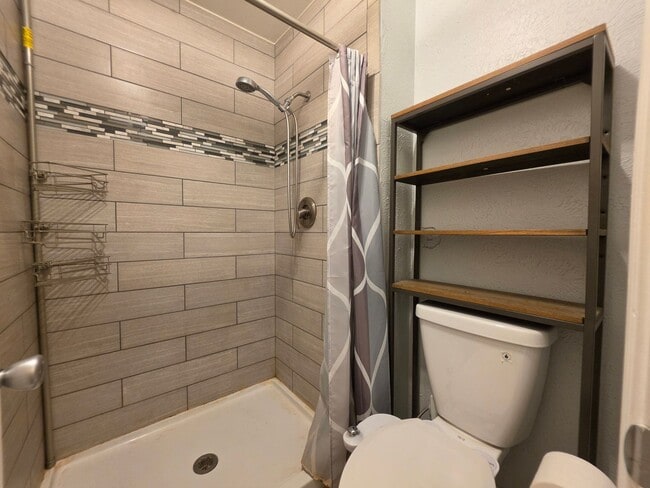 Building Photo - Stylish Ground Level Condo 2 Bedroom 2 Bath!