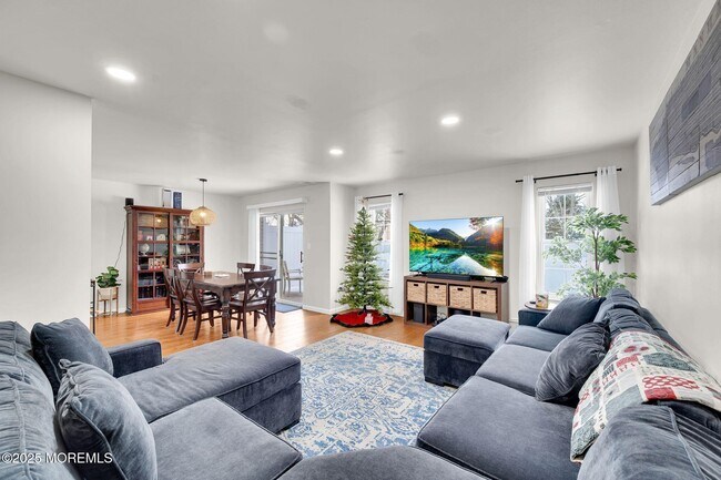 Building Photo - 33 S Pointe Cir