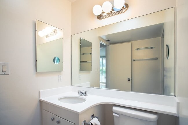 Building Photo - Mid-Century in Rancho Mirage!