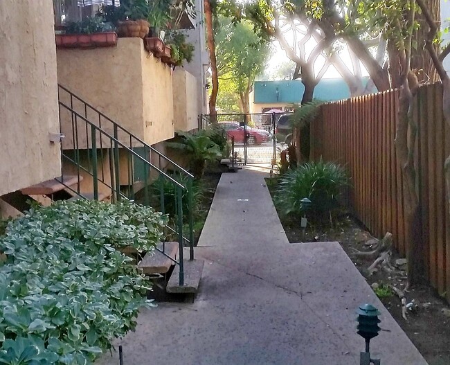 Building Photo - 4455 Overland Ave