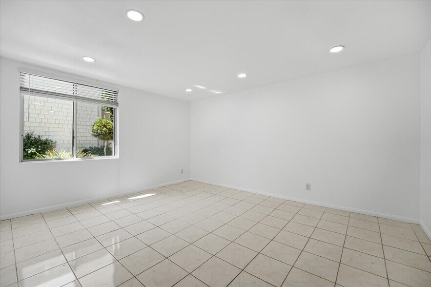 Building Photo - 5301 Balboa Blvd