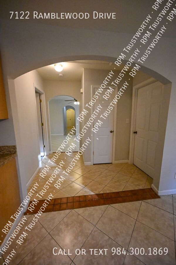 Building Photo - 7122 Ramblewood Dr