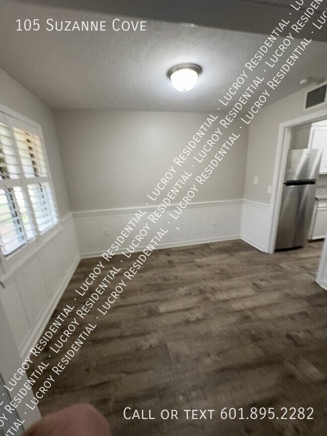 Building Photo - Updated 4-Bedroom Duplex with Fireplace in...