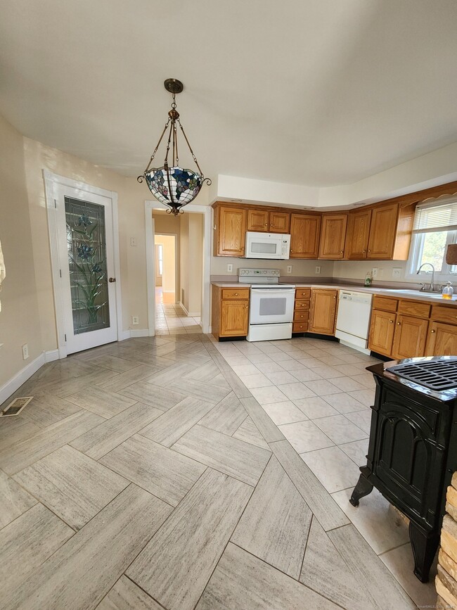 Building Photo - 533 Main St