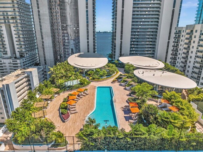 Building Photo - 700 NE 24th St