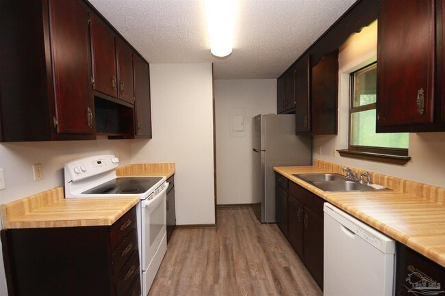 Building Photo - 1594 Sunny Ridge Ln
