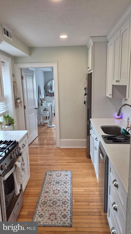 Building Photo - 230 Pine St