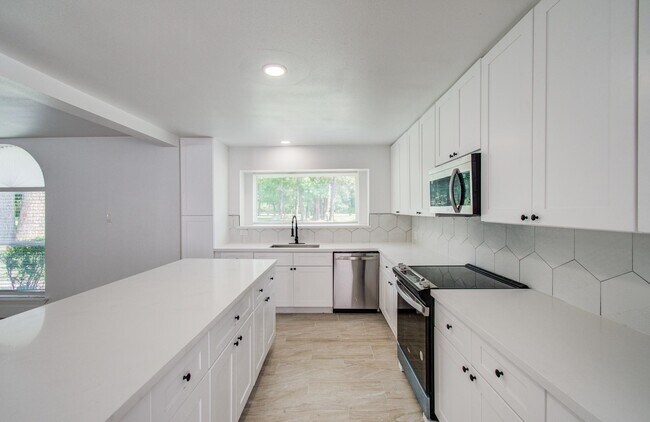 Building Photo - 494 Brandon Rd