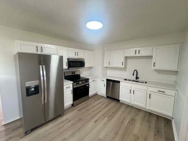 Building Photo - 4BR/1Ba house-Ready to make your new home!