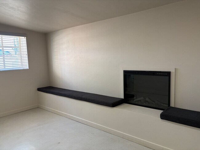 Building Photo - 3 Bedroom Brick Home