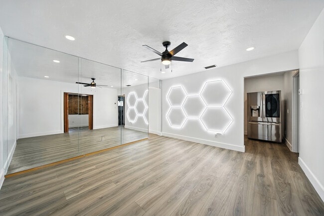 Building Photo - 4613 W Fair Oaks Ave