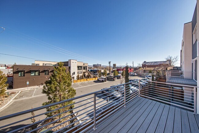 Building Photo - Downtown Executive Furnished Townhouse