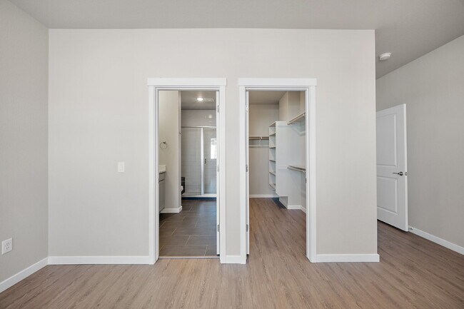 Building Photo - Modern 2 Bedroom, 2.5 Bathroom Townhome with a Loft, Central A/C, Gas Fireplace, and Washer and D...
