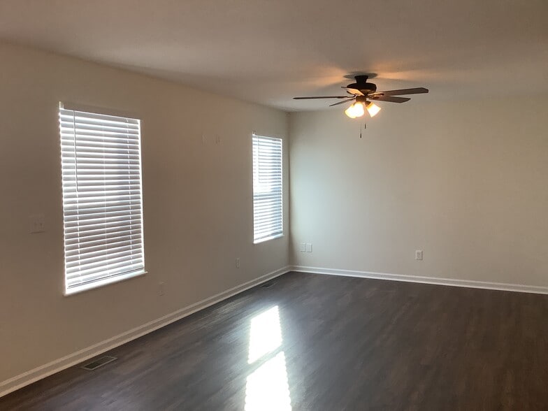 Building Photo - 109 Sandburg Dr