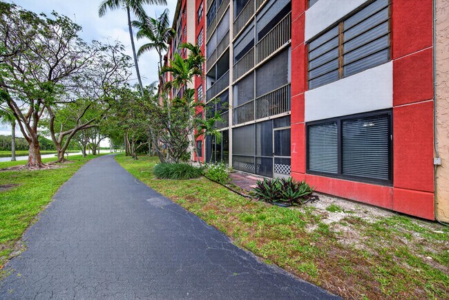 Building Photo - 2200 S Cypress Bend Dr