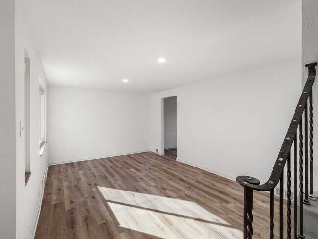 Building Photo - AVAILABLE NOW! STUNNING 3 BEDROOM IN PENN ...