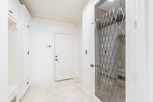 Building Photo - 407 W Bell St