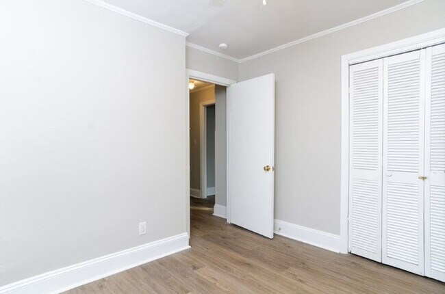 Building Photo - 229 Lullwater Dr