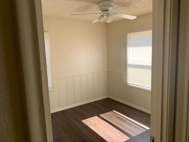 Building Photo - AVAILABLE NOW!!! Cozy 3/1/1/ in Arlington
