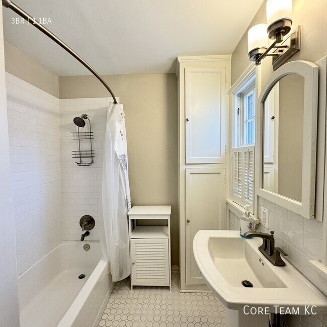 Building Photo - 411 W 60th Terrace