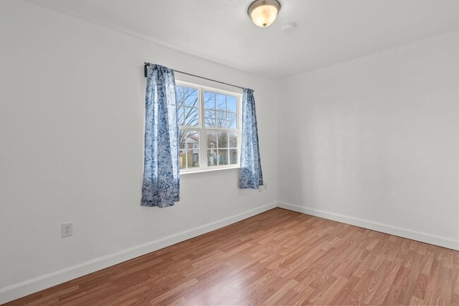 Building Photo - Now Available in Norfolk – Move-In Ready Townhouse!