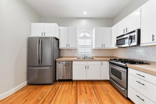 Building Photo - 419 W 26th St