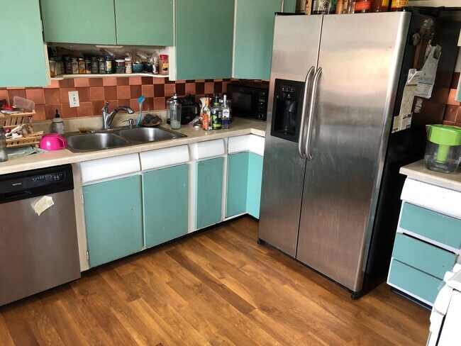Building Photo - Updated 6 Bed 4 Bath House.  Pictures do n...