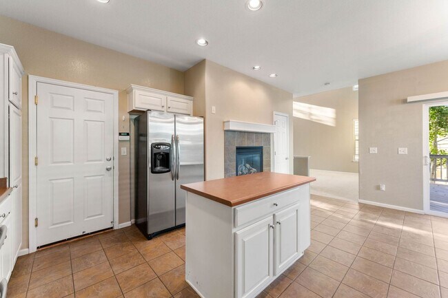 Building Photo - The Hearth of Highlands Ranch - 3bed + off...