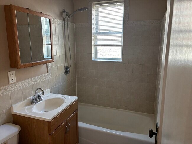 Building Photo - 473 Broadway