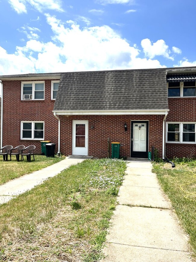 Building Photo - 2 bed/1 bath townhouse located in the Boro...