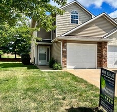 Building Photo - Stunning 3 Bedroom townhome w/ outdoor Maintenance provided