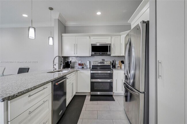 Building Photo - 6047 Seminole Gardens Cir