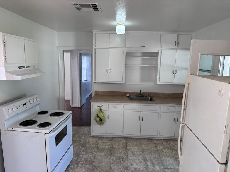 Building Photo - 3625 Maple Ave