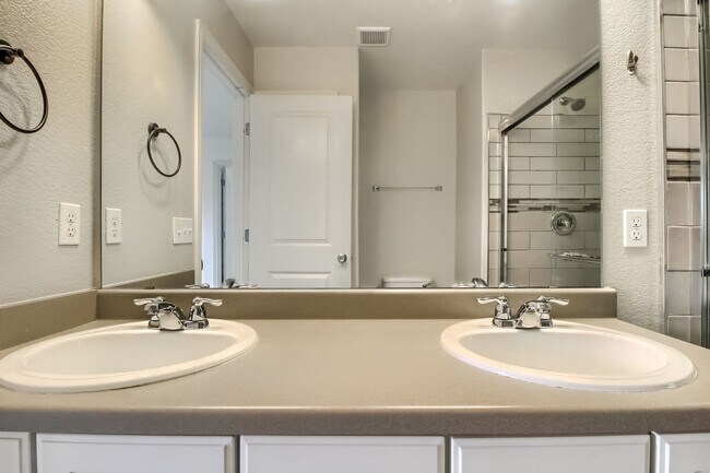 Building Photo - Beautiful 3 bedroom townhome in Central Pa...