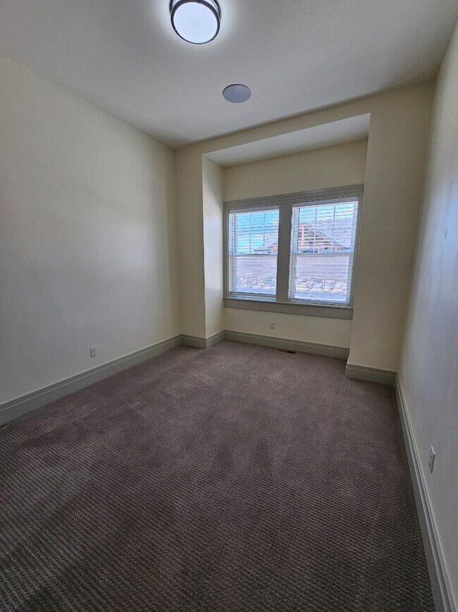 Building Photo - 876 S Lincoln Ave