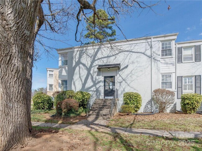 Building Photo - 220 Wakefield Dr