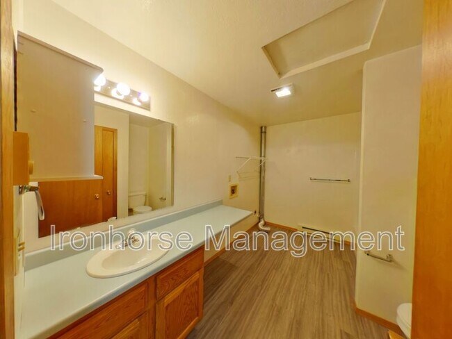 Building Photo - 519 S 15th Ave