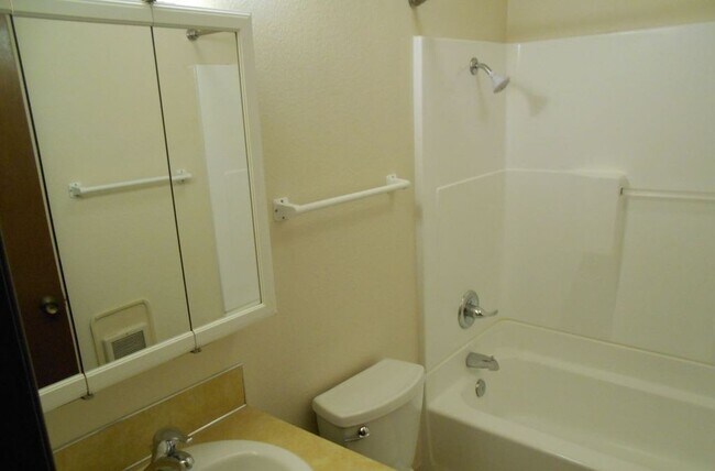 Building Photo - Charming Pet Friendly 2BR Condo with a Garage!