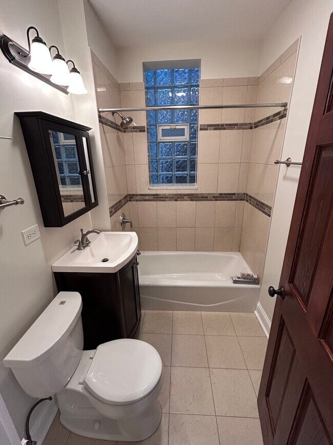 Building Photo - 2336 W Thomas St