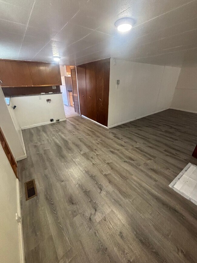 Building Photo - 2 bedroom home w/a beautiful backyard! AVAILABLE NOW!