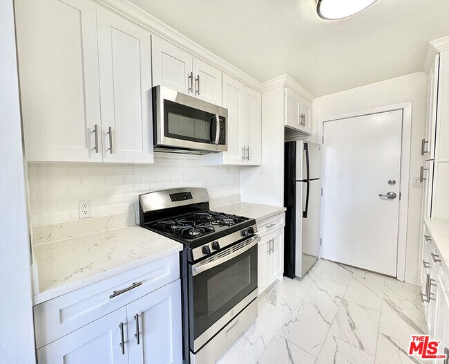 Building Photo - 468 S Roxbury Dr
