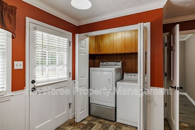 Building Photo - 1110 Maple Cir