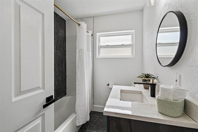 Building Photo - 4434 W Fairview Heights