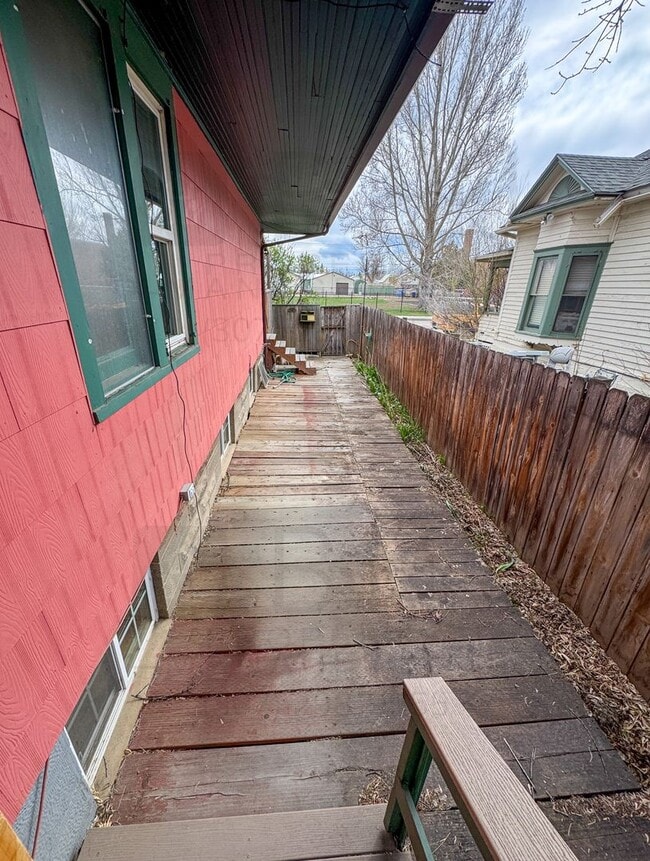 Building Photo - PET FRIENDLY 1 BEDROOM UNIT. INCLUDES UTILITIES AND STORAGE