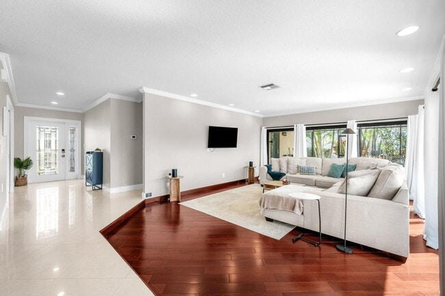 Building Photo - 3250 Lakeview Blvd