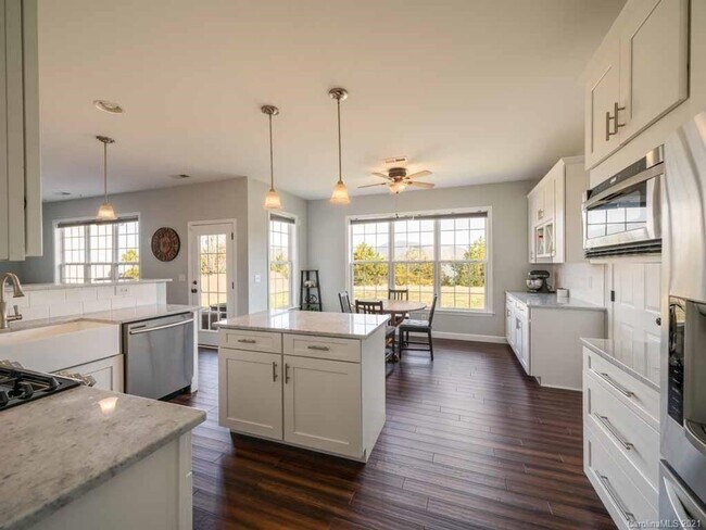 Building Photo - 47 Stone River Dr
